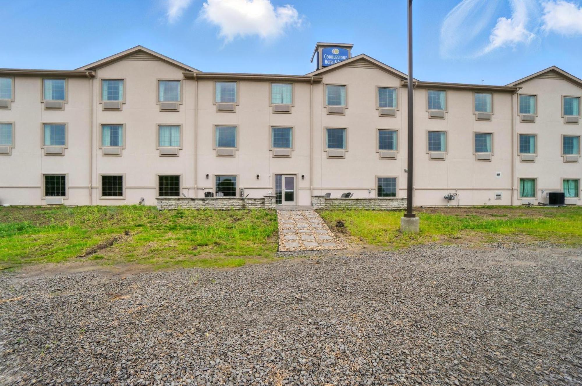 Cobblestone Hotel & Suites - Russells Point At Indian Lake Exterior photo